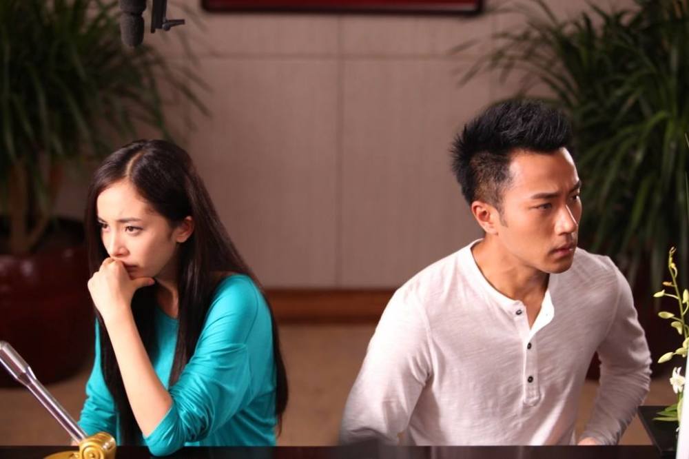 怀抱女儿开心外出,用新年快乐回应关于杨幂的