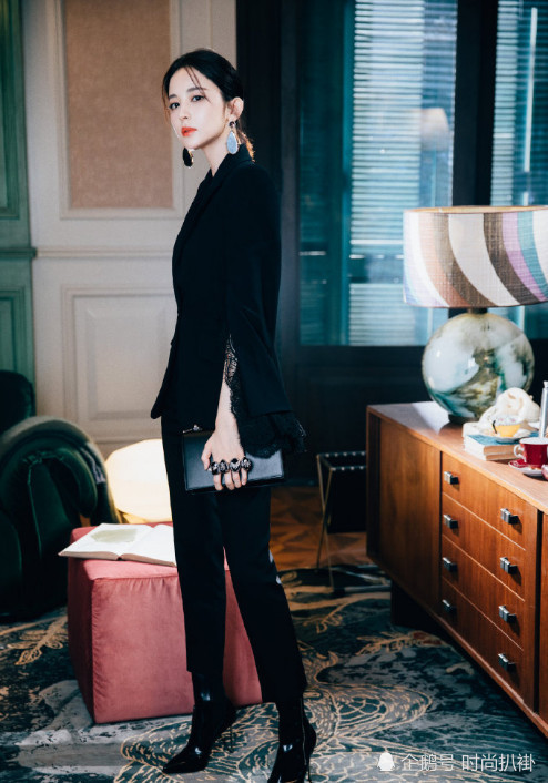 穿同款西装,47岁袁咏仪高级大气,26岁娜扎却穿