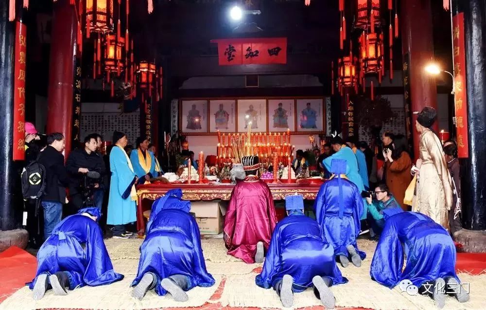 参加祭祀者心要虔诚,态度要恭敬,场面肃静,要合乎礼仪,要相信神在