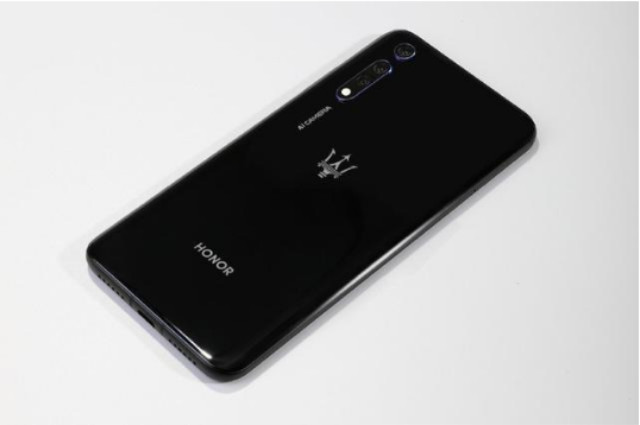 荣耀V20玛莎拉蒂版曝光,麒麟980+开孔屏,价格