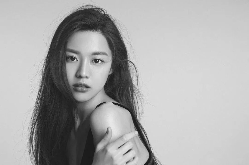 韩国女学霸因长得丑被霸凌,自己操刀整容,变身