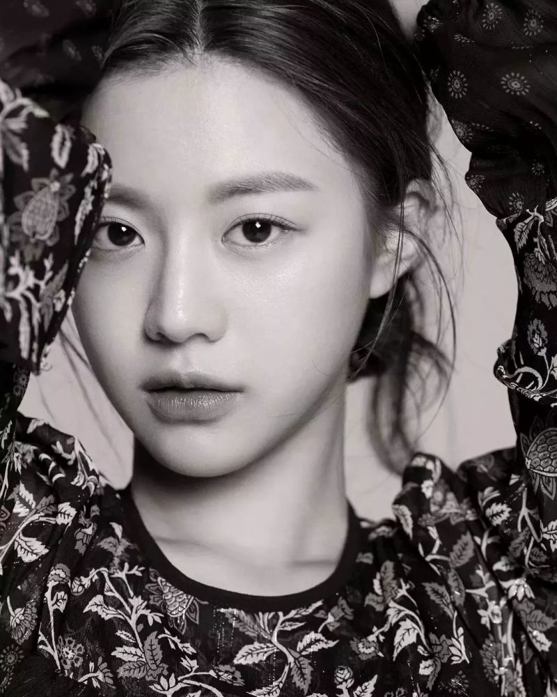 韩国女学霸因长得丑被霸凌,自己操刀整容,变身