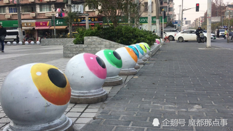 上海五角场闹市中心隔离墩被涂鸦成"眼珠子",网友吐槽
