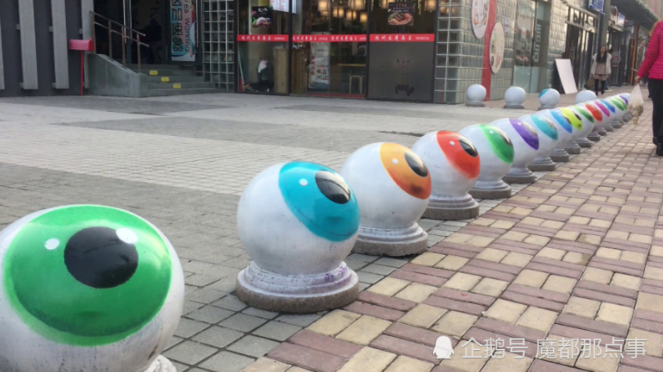 上海五角场闹市中心隔离墩被涂鸦成"眼珠子",网友吐槽