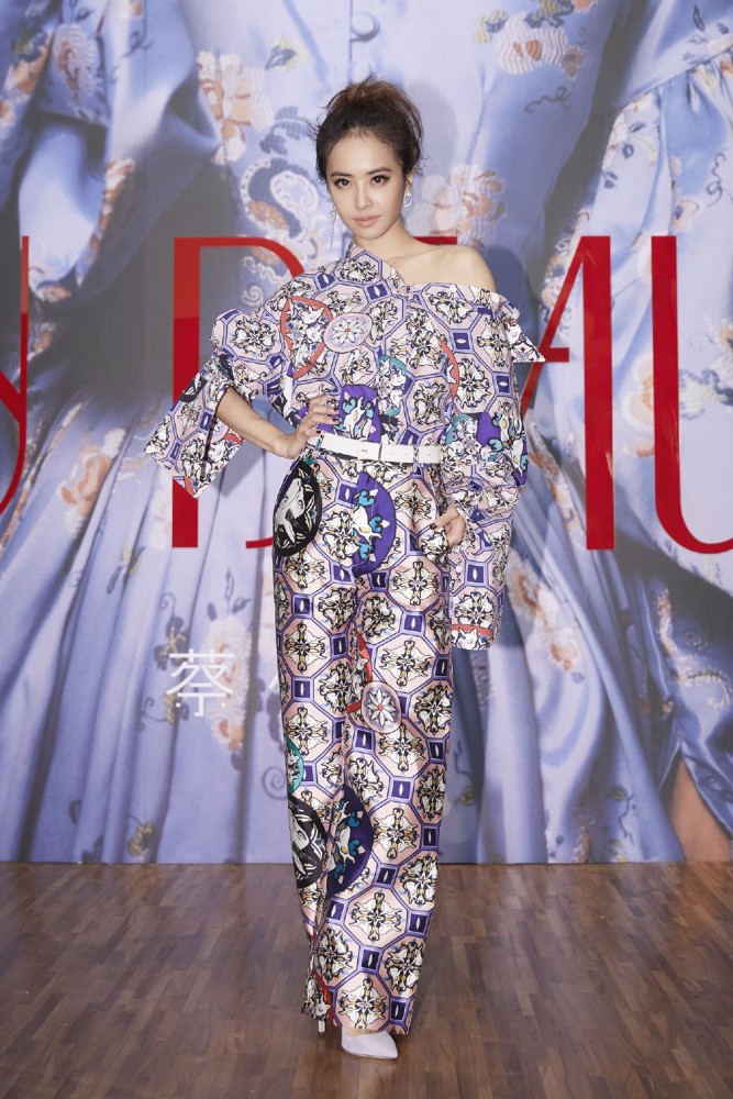 蔡依林穿蓝白套装配金色腰带,脚踩大红色高跟