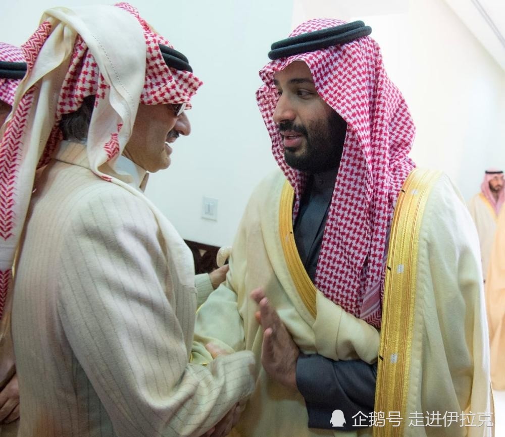 沙特国王与王储参加塔拉勒亲王的葬礼,小萨勒曼拥抱瓦利德王子