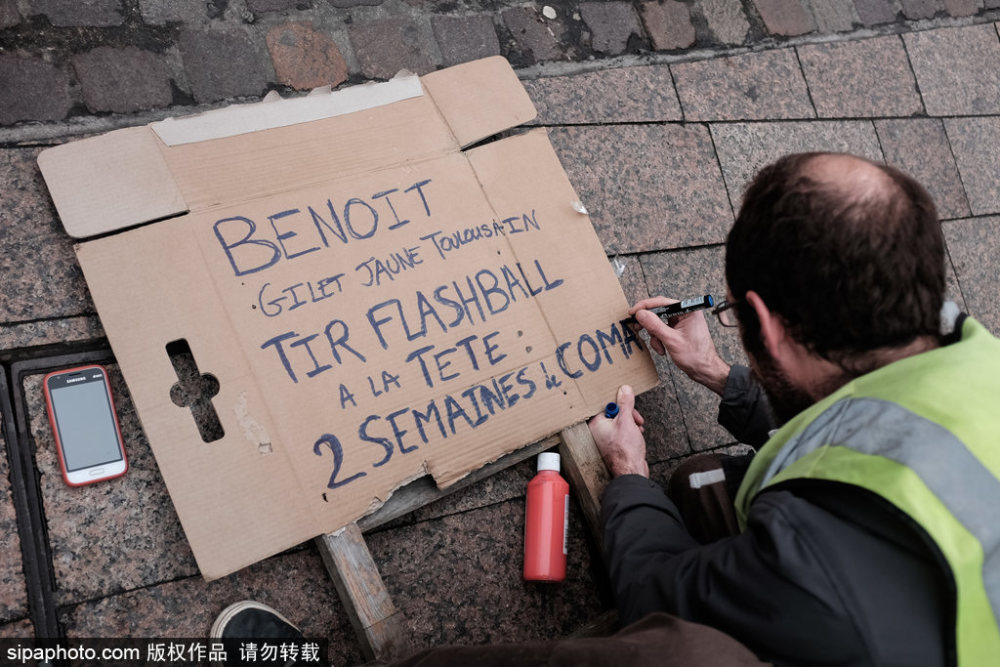 法黄背心运动仍继续 抗议者 自残抗议警察暴