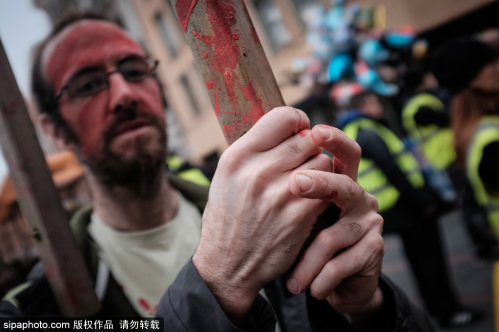 法黄背心运动仍继续 抗议者 自残抗议警察暴