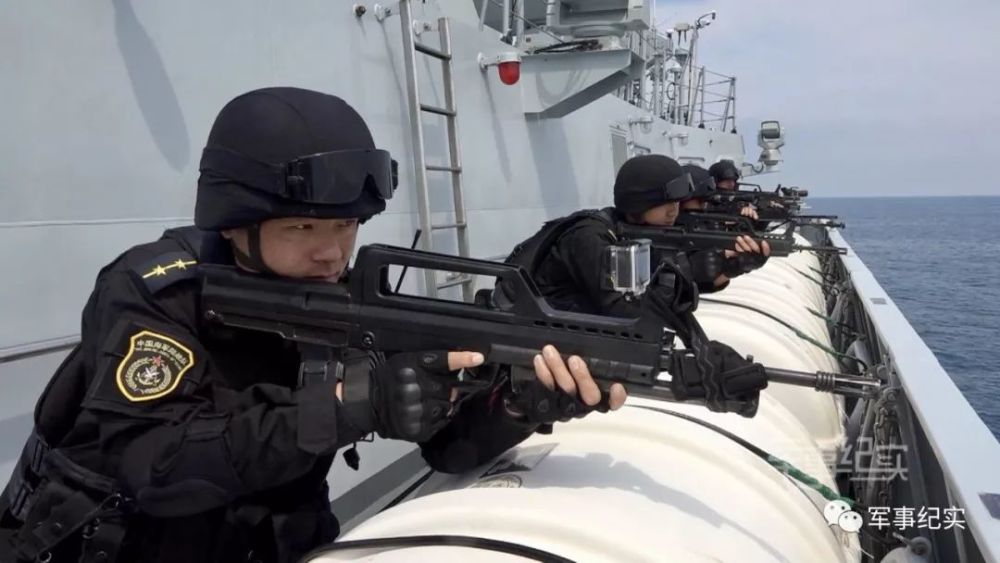中国海军亚丁湾首次抓捕海盗现场视频首曝光