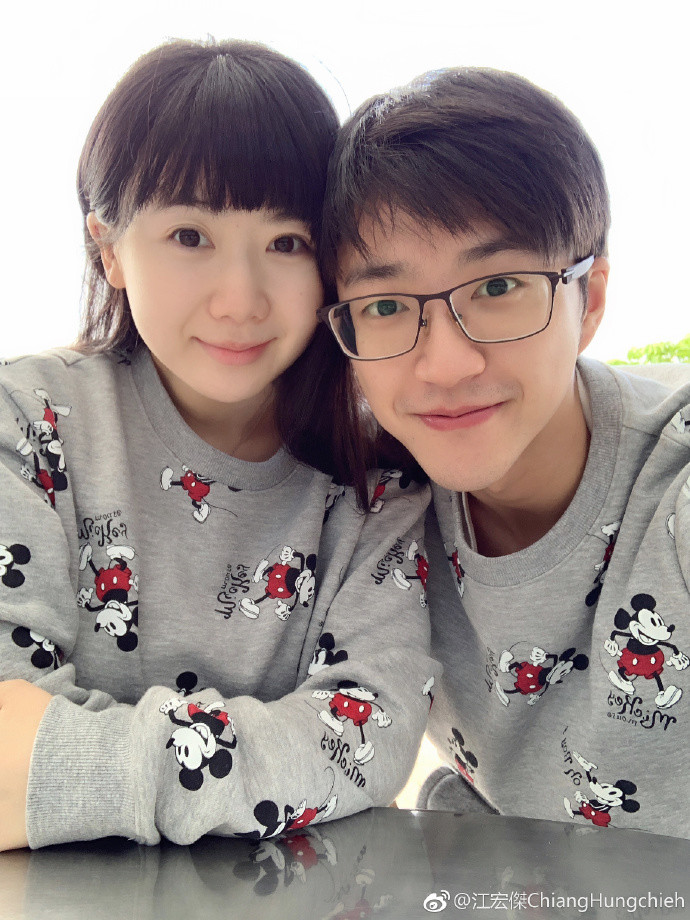 江宏杰晒全家 怀孕6个月的福原爱看不出孕肚