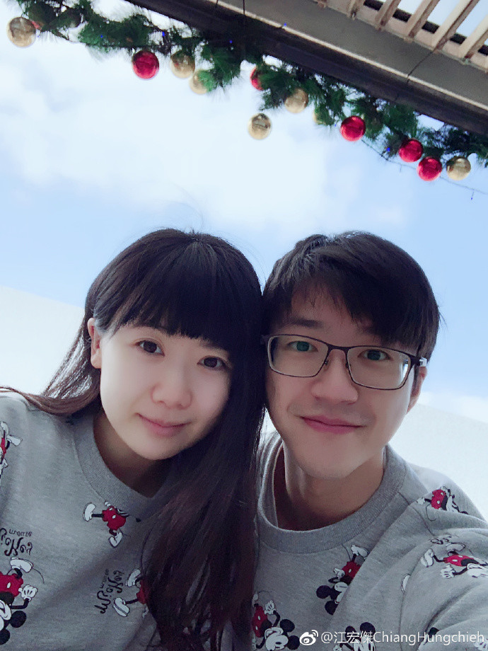江宏杰晒全家 怀孕6个月的福原爱看不出孕肚