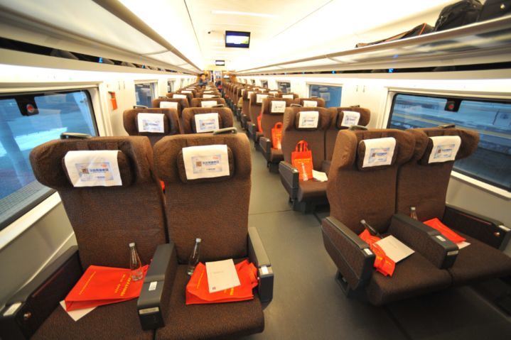 今天杭黄高铁首发的d9551次由cr400bf-a型"复兴号"高铁担当