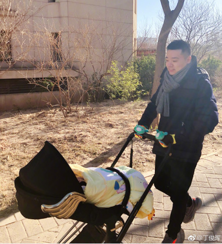丁俊晖推婴儿车遛弯变大妈奴自愿变丁孩子多大的女儿蹦极可以么图片
