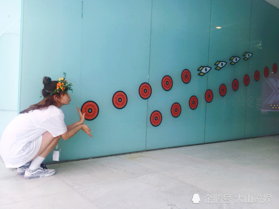 赖美云的哪吒头够可爱了,当她剪完图片头,知女黑白短发学生图片