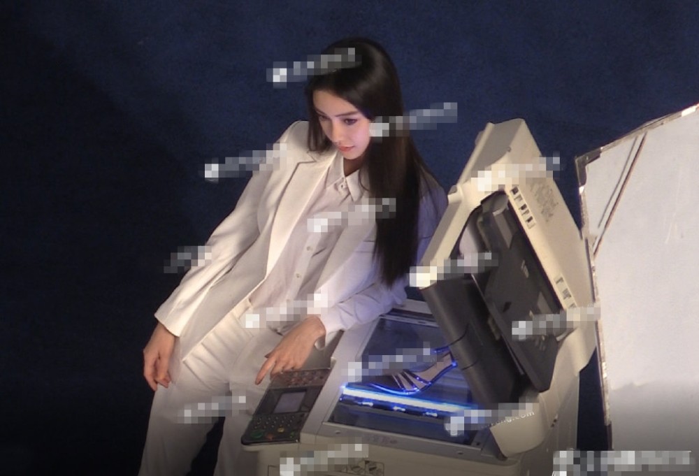 身摄影棚拍广告,助理由全程蹲着帮她脱女生再鞋袜头像抱狗狗图片