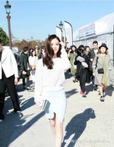 杨幂刘诗诗征战巴黎时装周,比比谁更美!