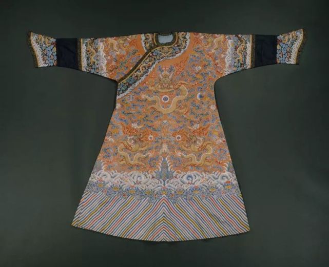 龙袍估价2000万-3000万2018年纽约佳士得春季拍卖清嘉庆 明黄缂丝十二