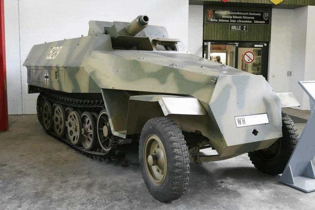 sdkfz251/9 半履带突击炮装甲车