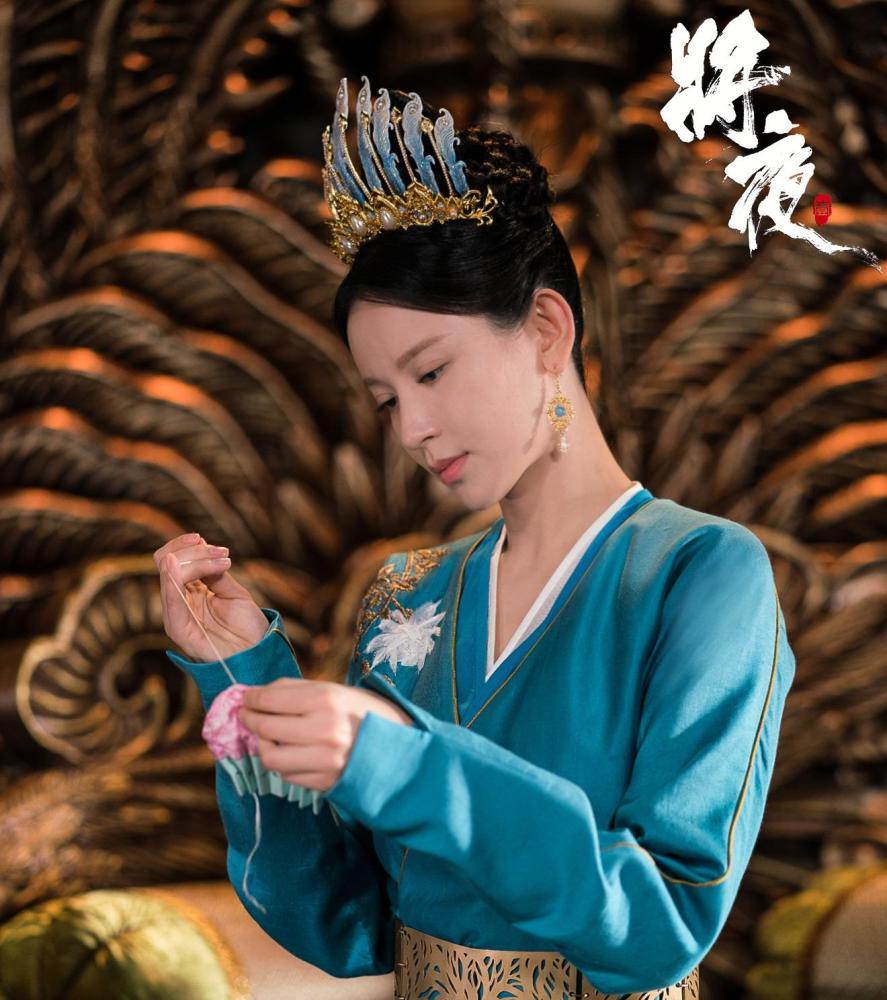 施诗宣传新剧《知否》，穿3D花朵裙优雅又俏皮，气质穿搭就学她