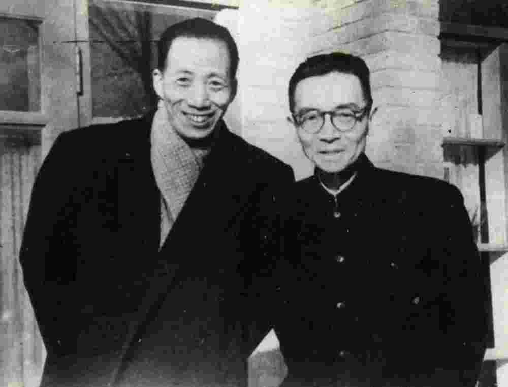 1947年,梁思成与陈从周摄于北京梁思成家中.