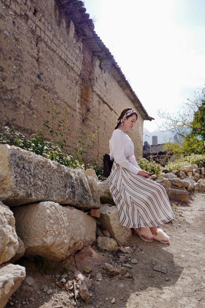 陈乔恩放弃扮嫩?黑色丝绒上衣配花裙子老气十