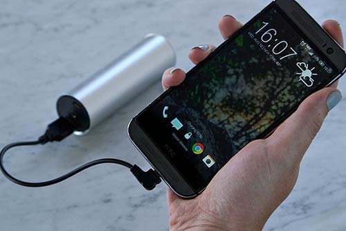 摩托罗拉手机充电时自动重启_htc one 手机关机充电时显示充电图标慢_旧时手机充电器