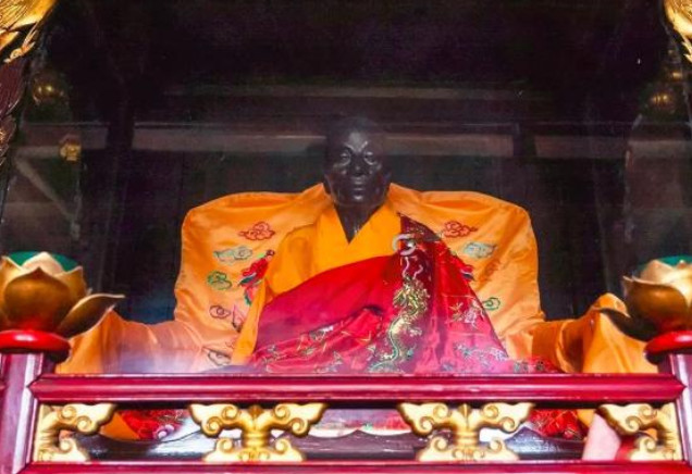 广东香火最旺寺庙南华寺,供奉六祖惠能肉身,阿弥陀佛!