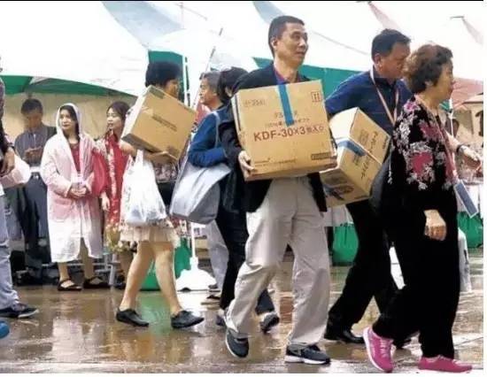 这个国庆你有没有去给日本人送钱?