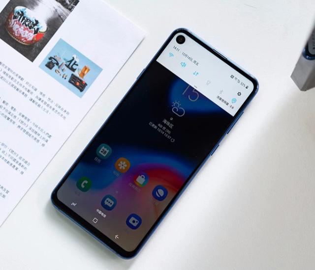 三星A8s降至2799元首发,与荣耀V20相比谁更