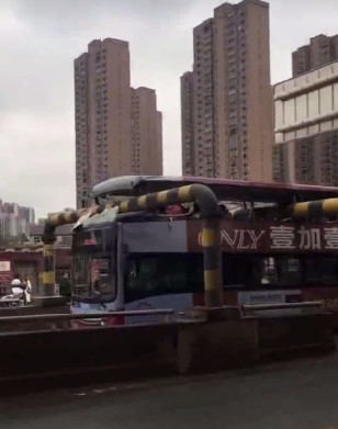 武汉双层公交闯限高架被“削顶” 已致1死7伤（视频/图） - 2