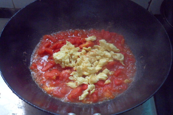 西红柿炒鸡蛋的家常做法,西红柿里加点它,鲜