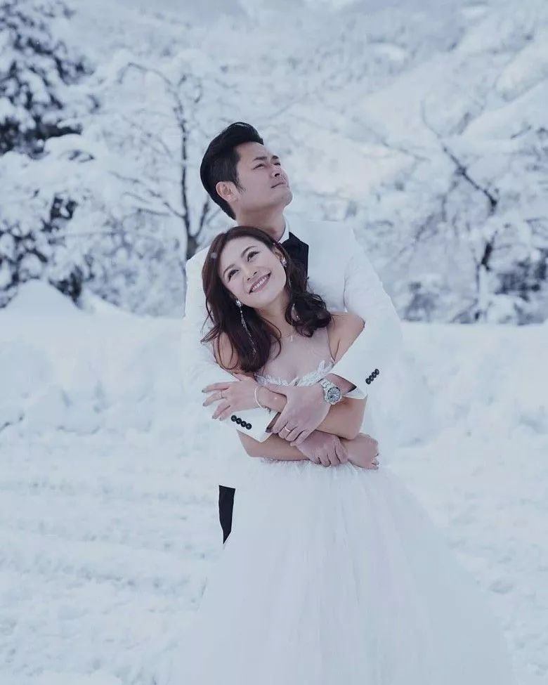 雪地拍婚纱_雪地婚纱(3)
