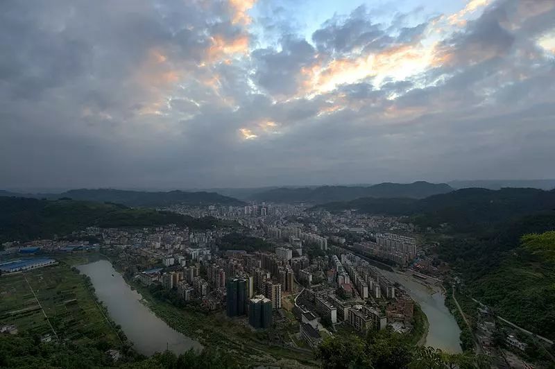 吉首市1953年所里定为湘西苗族自治区首府驻地,并按苗语更名吉首,意思