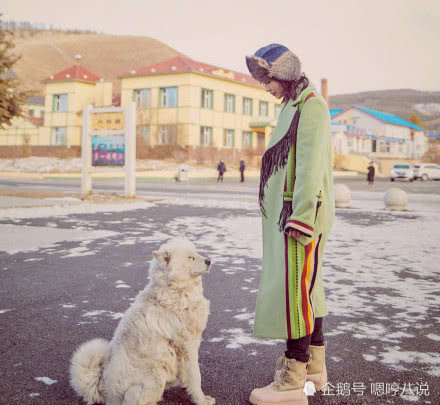 刘涛跳广场舞被偶遇,穿拖鞋一样能跟上大妈们