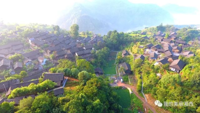 曹家坪村依山而建,山势迭起,风景秀丽.