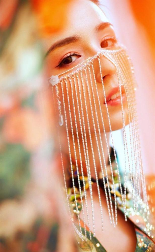 哈妮克孜再次穿上古装,一袭白衣清新脱俗让人