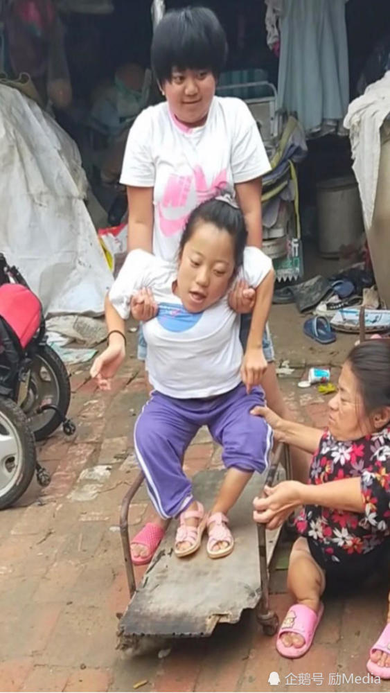 12岁女孩撑起瓷娃娃家庭 每日举重115斤照顾