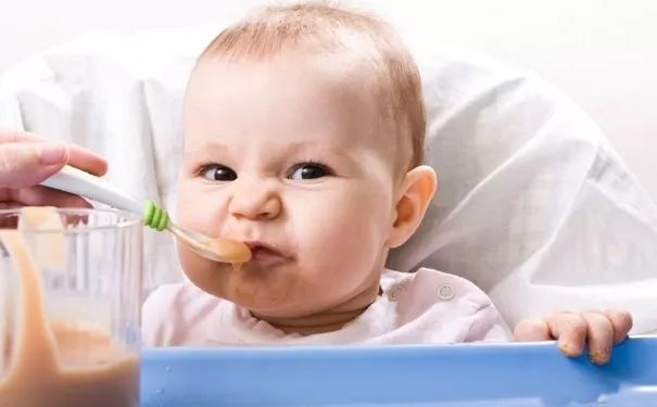 宝宝吃饭干呕,多是这两个原因,你注意到了吗?