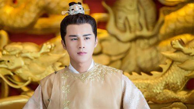 皇帝一边擦忠臣的唾沫一边虚心听忠言逆耳的谏