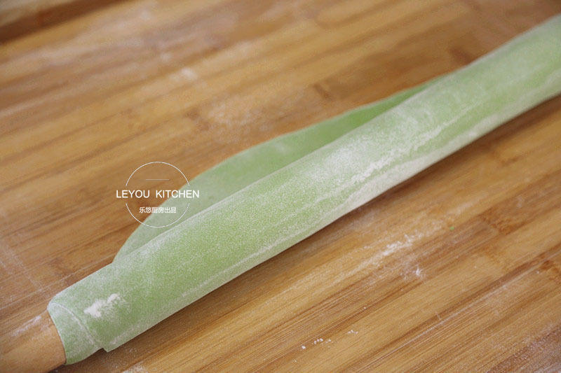 面条的花样做法,每根5厘米宽,蘸上料汁吃,酸辣