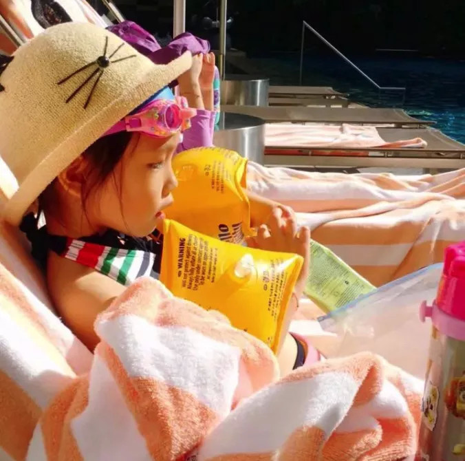 43岁林熙蕾带女儿游泳,泳装出镜身材还是那么