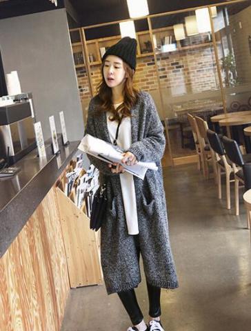 <em>长款开衫搭配</em>示范,温暖又随意,展现你的女人味