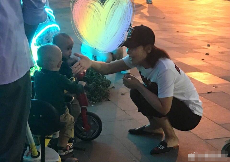 网友三亚偶遇刘涛穿着放飞自我,小腹隆起和大