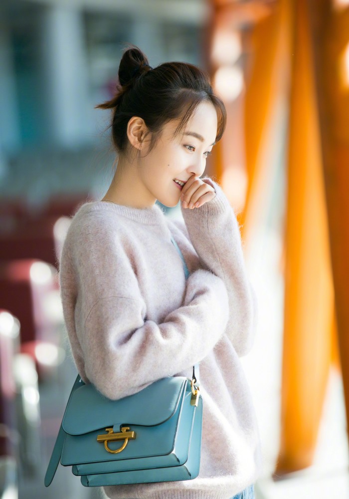 冬天适合背什么颜色的包?看明星们这样搭配包