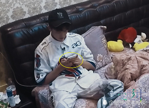 《变形计》阔少用苹果X,当看到手机壳后,才知