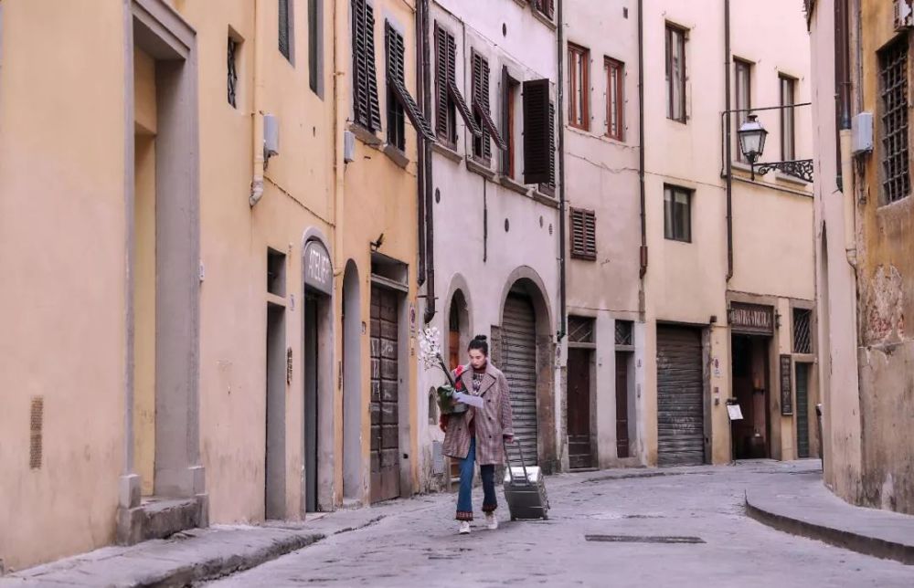 《小姐姐的花店》首播!宋佳:“你一点都不爱你自己”说哭小S