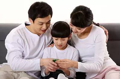 孩子沉迷手机游戏?家长做好这两件事就够了!