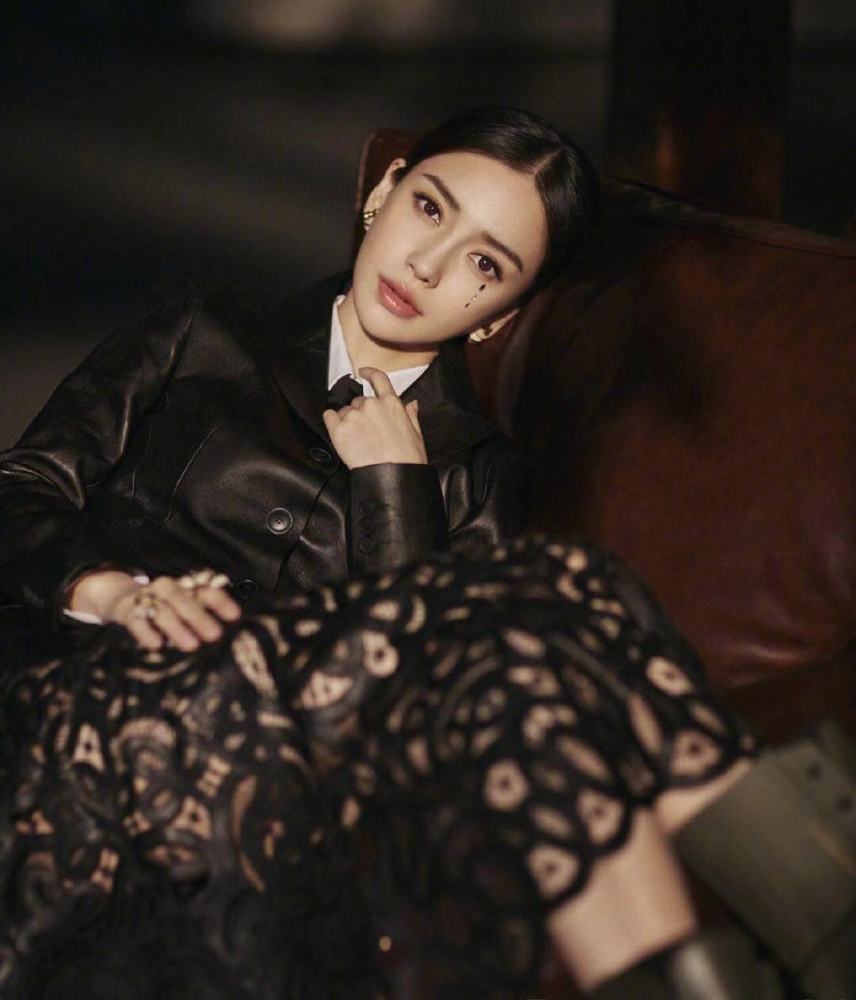 演技不好还耍大牌?杨颖让助理帮脱袜子惹争议