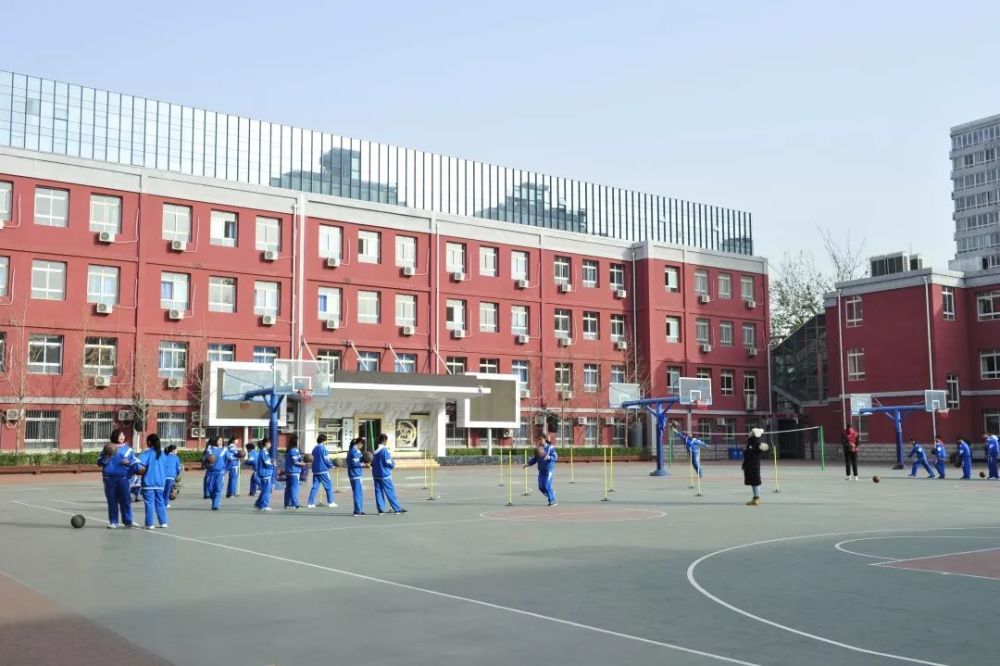 玉渊潭中学:图一 1964年建校时学校的操场;图二 最初的操场上,孩子们