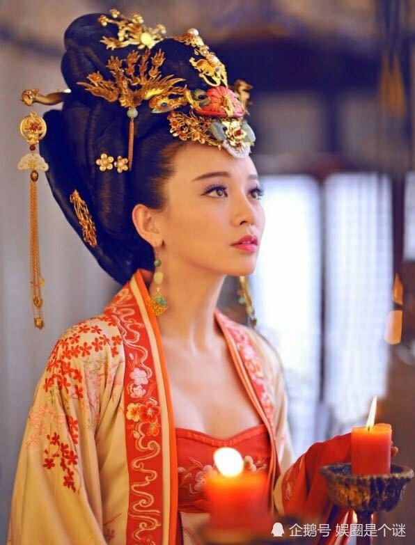 当时《武媚娘传奇》播出的时候,因为女主范冰冰的天生妩媚脸,所以施诗
